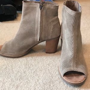 Super cute Toms heeled shoes